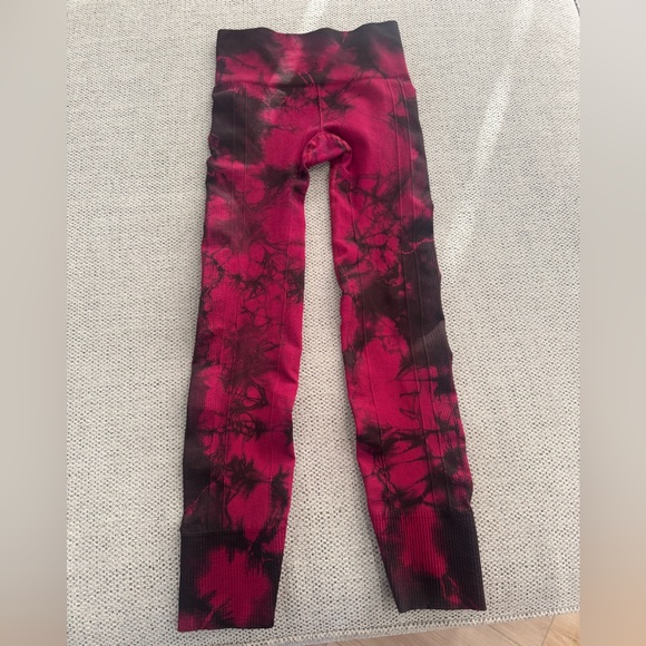 Lululemon tie dyed leggings:) Really cute and gently used size 4🌷 - Picture 1 of 4